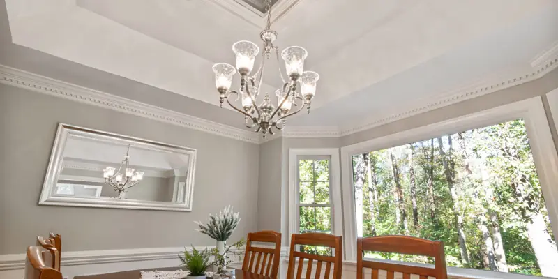 A dining room with crown molding at the ceiling